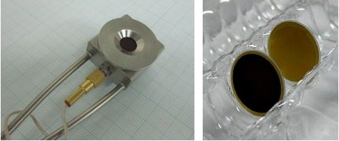 図1：水晶微小天秤（開発品）の外観　　左：水晶微小天秤センサーヘッド部。右上のヘッド内部に黒く見えている箇所は、表面にポリイミド系の有機系薄膜をコーティングした水晶振動子が挿入されているため、活性酸素の検出面として作用する。 右：異なる種類の有機系薄膜をコーティングした水晶振動子。左手前はポリイミド系、右奥はフッ素系の有機系薄膜をそれぞれコーティングしたもので、測定環境に応じて使い分けが可能。
