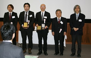 大賞を受賞した秋田県産業技術センターと関係者