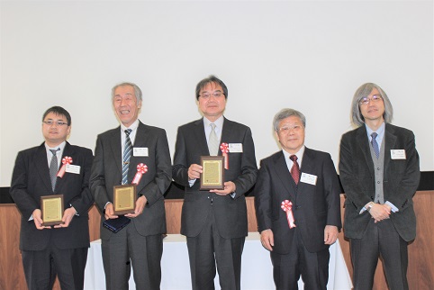 優秀賞を受賞した不二WPC（左から住吉弘至氏、熊谷正夫氏、下平英二氏）と関係者