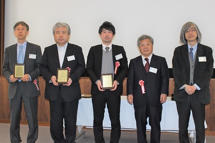 特別賞を受賞した、左から早川 徹氏（鶴見大学）、厨川常元氏・水谷正義氏（東北大学大学院）と関係者