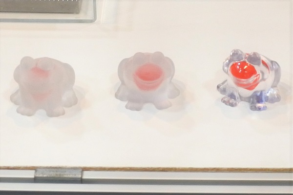 不二製作所　「SIRIUS-Z」で鏡面研磨された樹脂3Dプリント品（一番右）　mst　表面改質