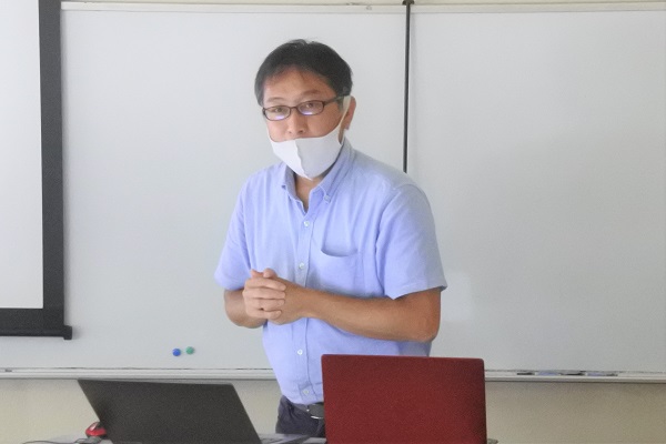 日本トライボロジー学会　機能性コーティングの最適設計技術研究会　挨拶する上坂氏