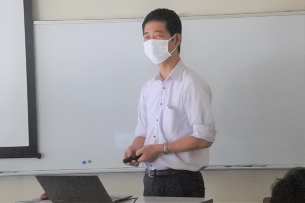 日本トライボロジー学会　機能性コーティングの最適設計技術研究会　講演する馬渕氏